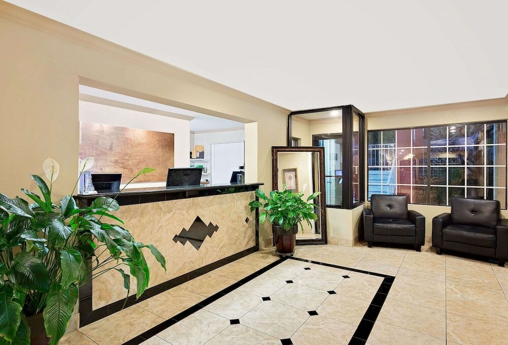 Фото Days Inn by Wyndham Fort Walton Beach