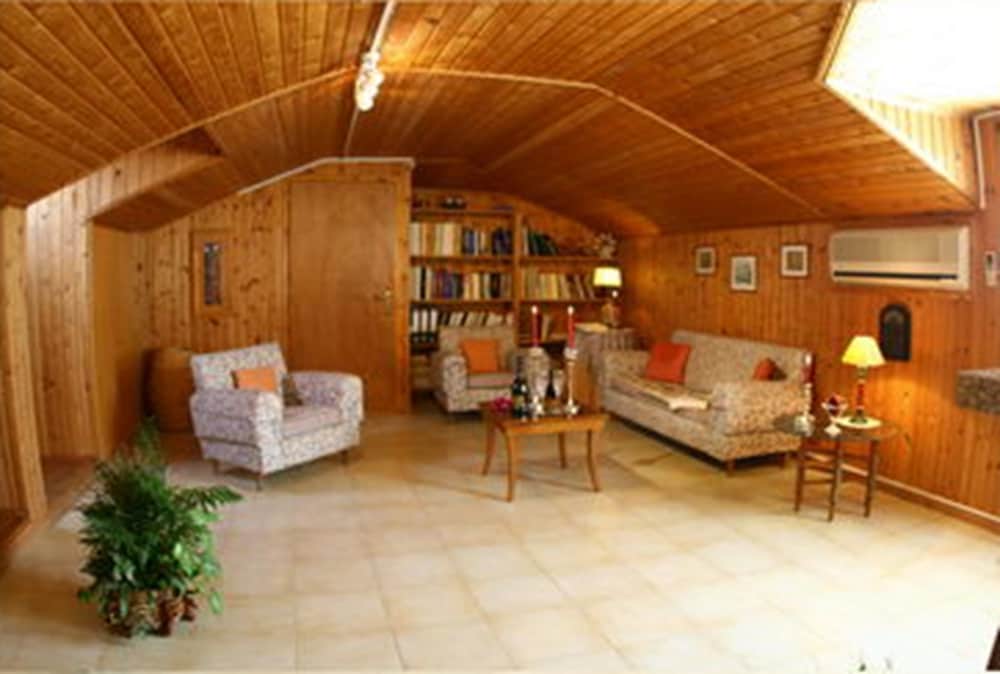 Фото Ionis Art Hotel