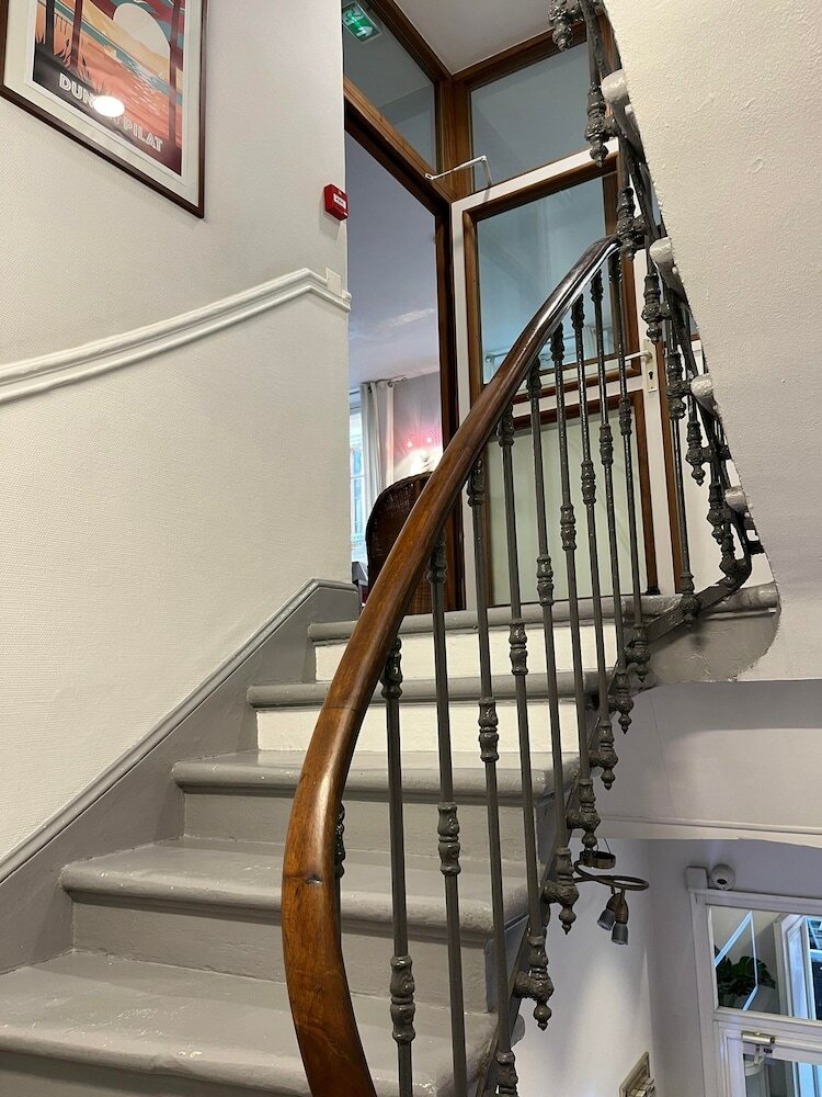 Фото Brit Hotel Des Grands Hommes Bordeaux Centre