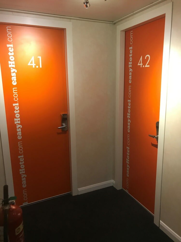 Фото EasyHotel London South Kensington