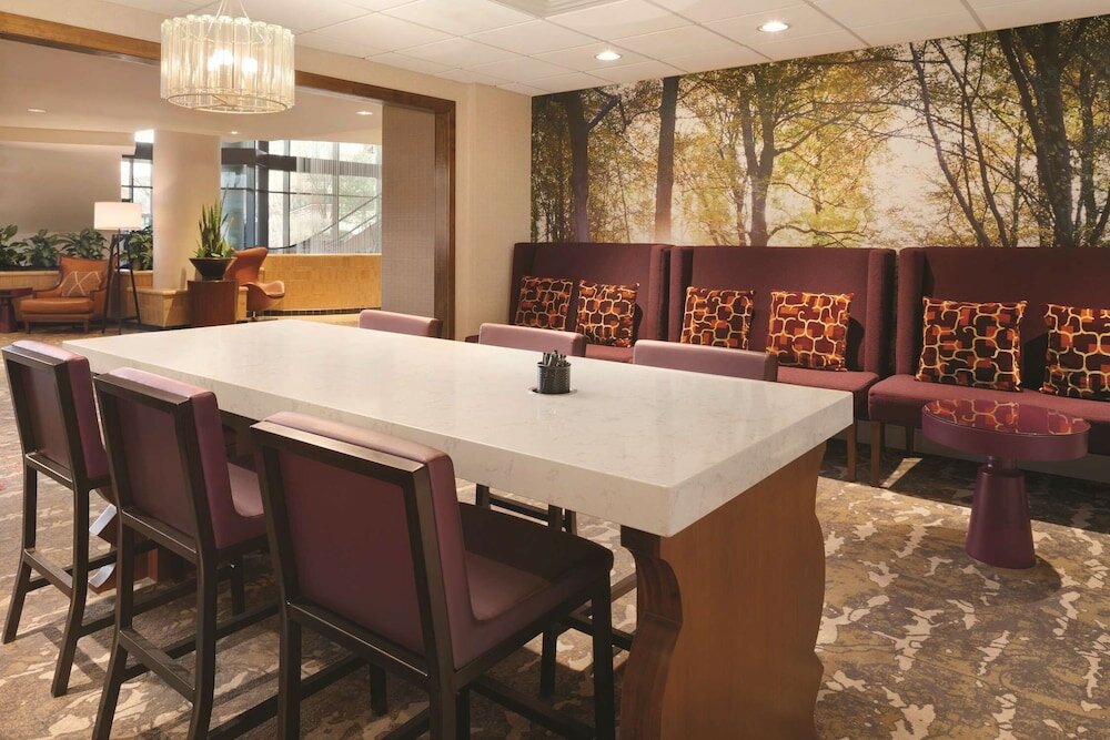 Фото Hilton East Brunswick Hotel & Executive Meeting Center