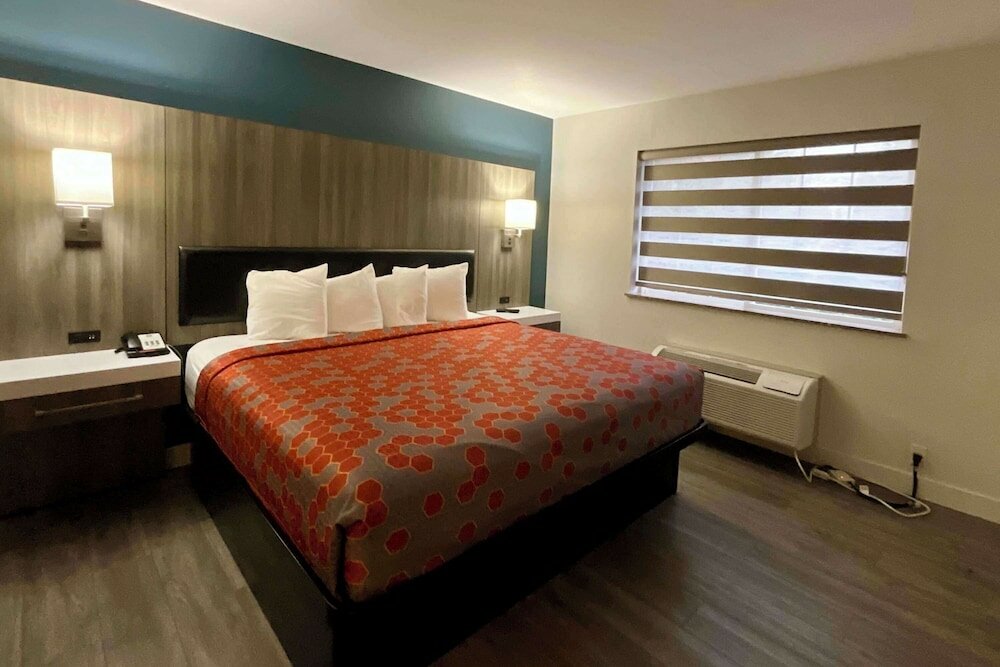 Фото Red Lion Inn & Suites Kent - Seattle Area