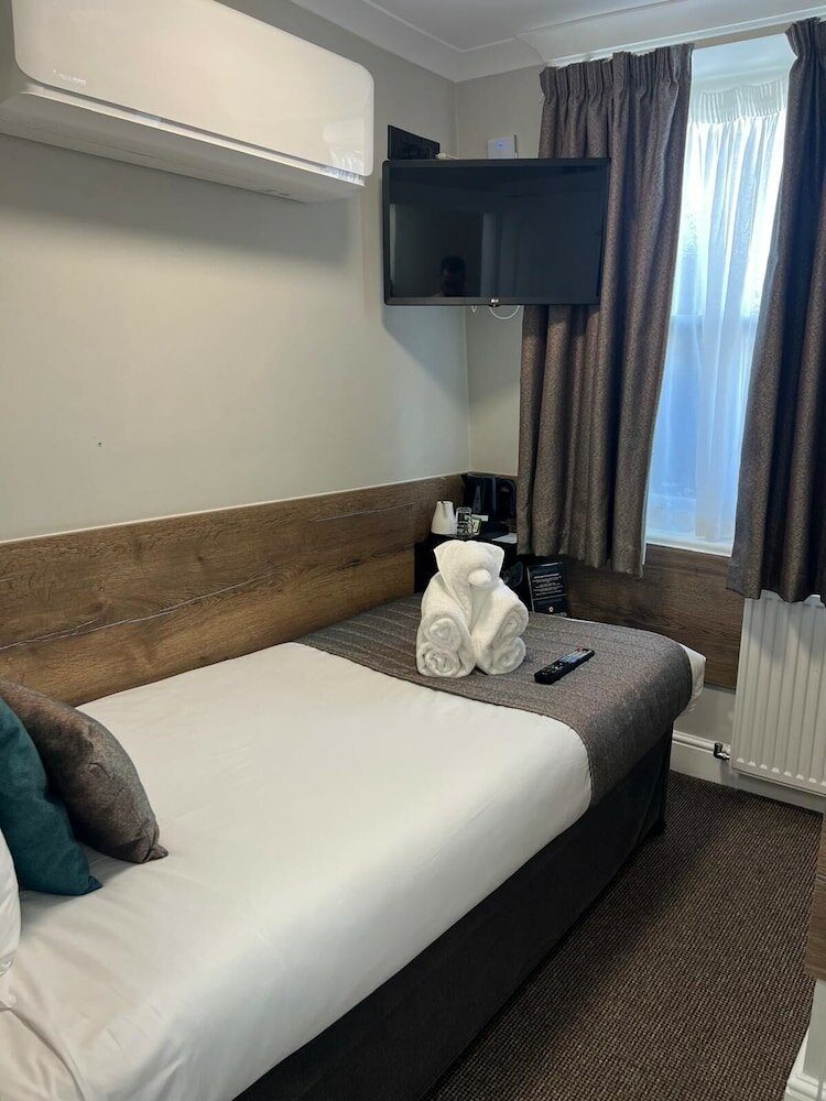 Фото Tudor Court Hotel