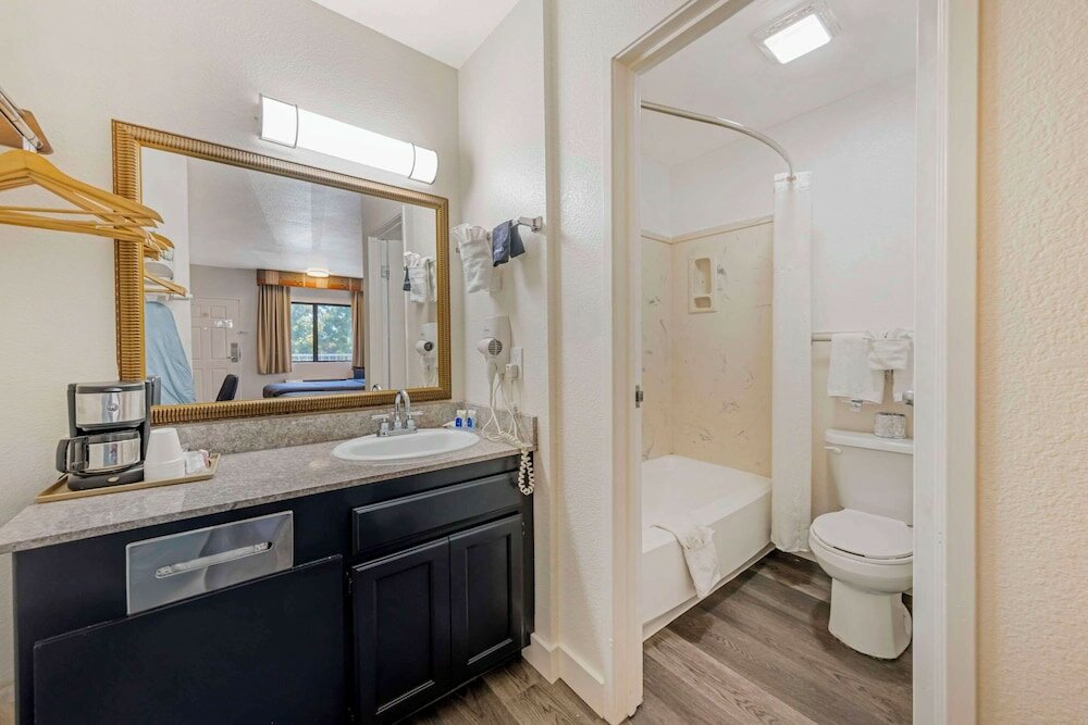 Фото Rodeway Inn at Nevada State Capitol