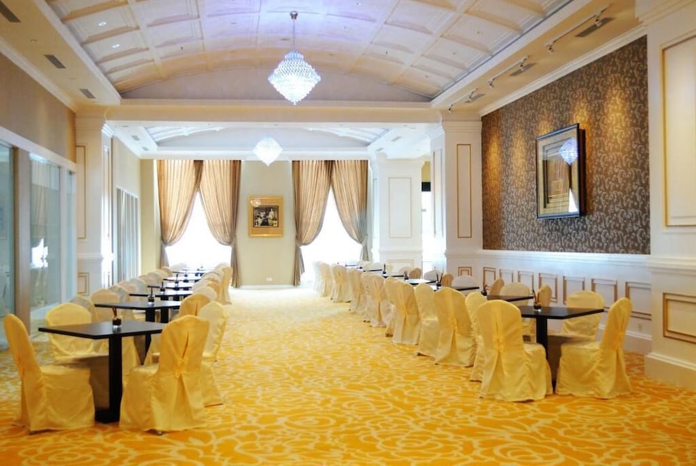 Фото Adimulia Hotel Medan
