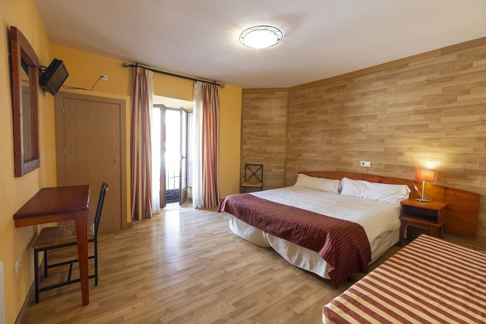 Фото Hostal Restaurante Puerta del Alcázar