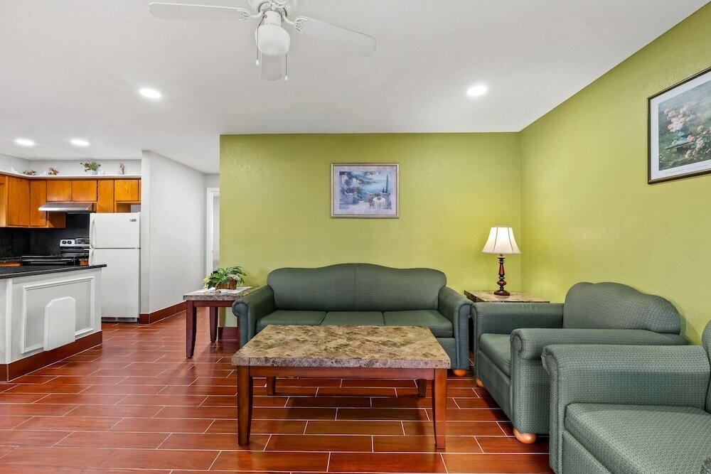 Фото Travelodge by Wyndham Suites St Augustine