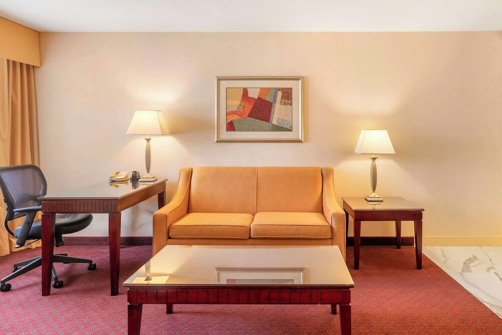 Фото Best Western Plus West Covina Inn