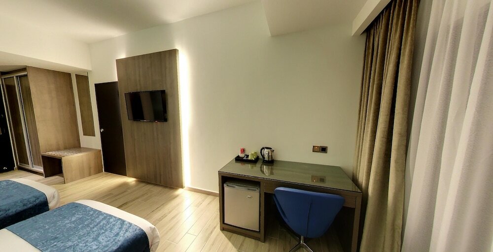 Фото Flora by Crossroads Hotel