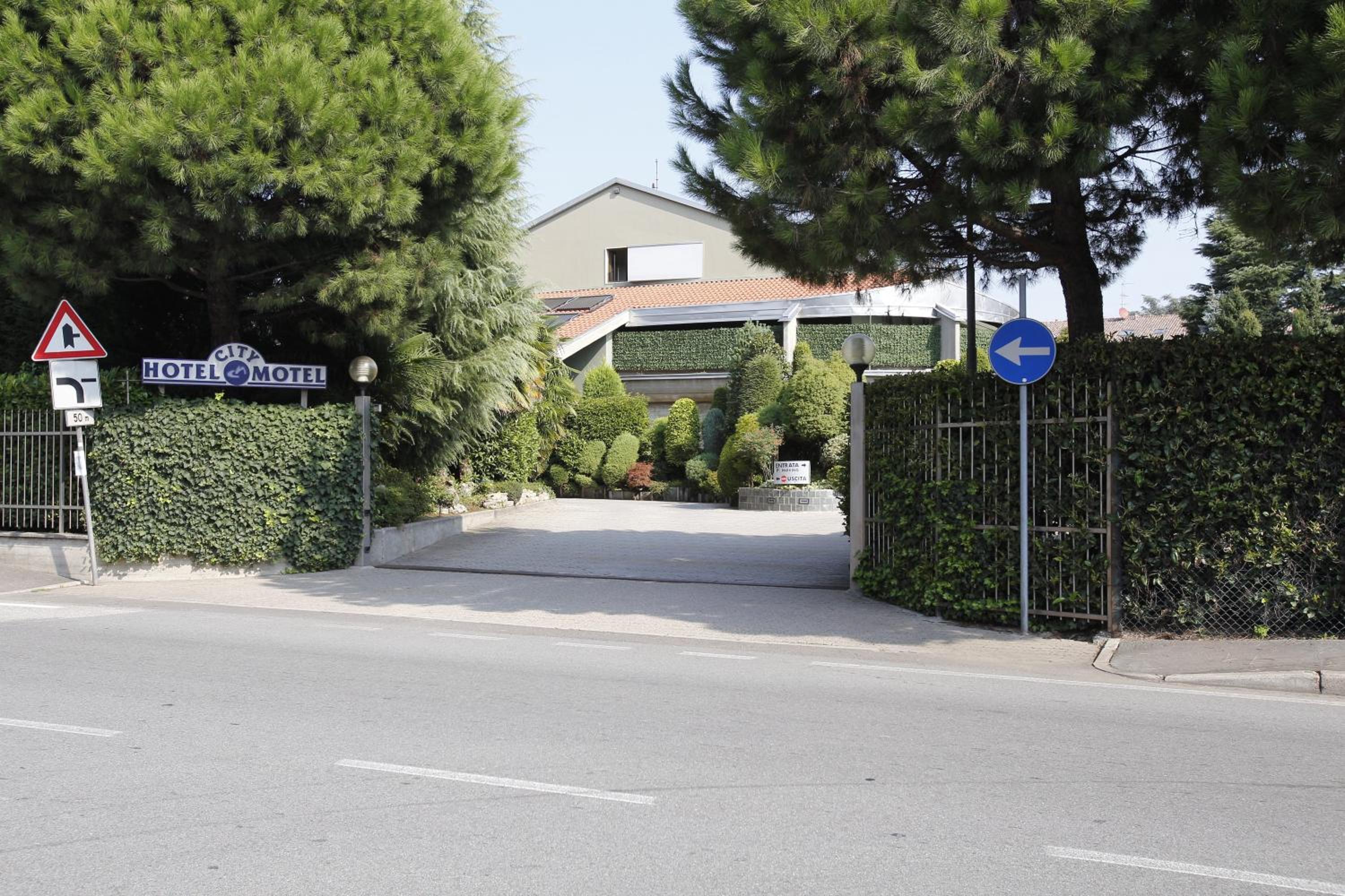 Фото Hotel Motel City