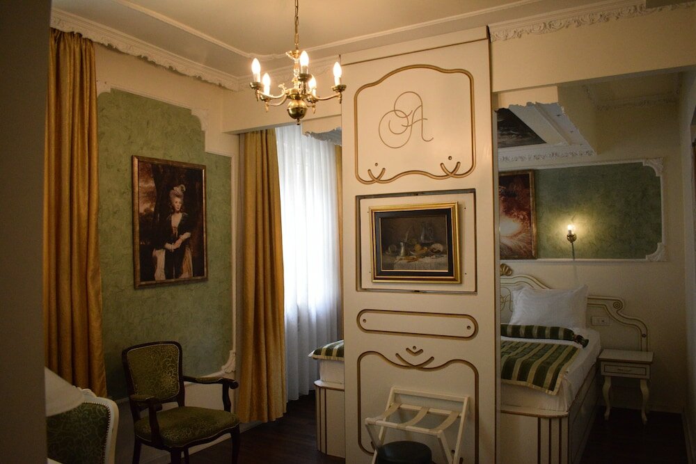 Фото Queen's Astoria Design Hotel