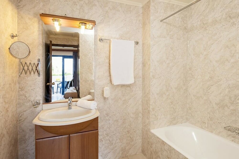 Фото Adelais Hotel