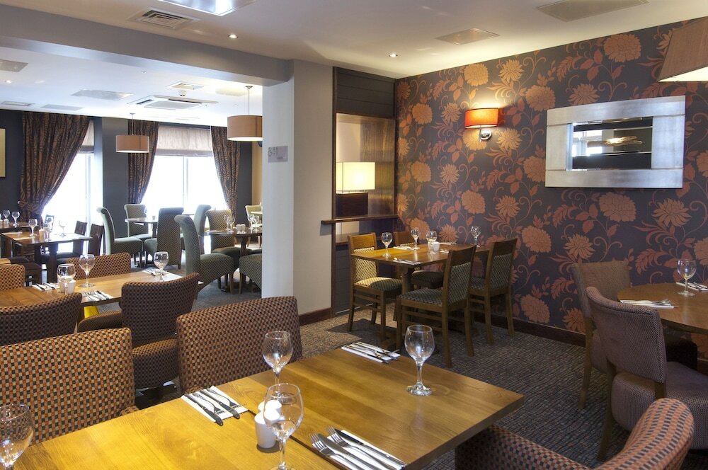 Фото Premier Inn London Ealing