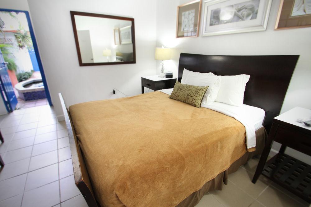 Фото Tres Palmas Inn