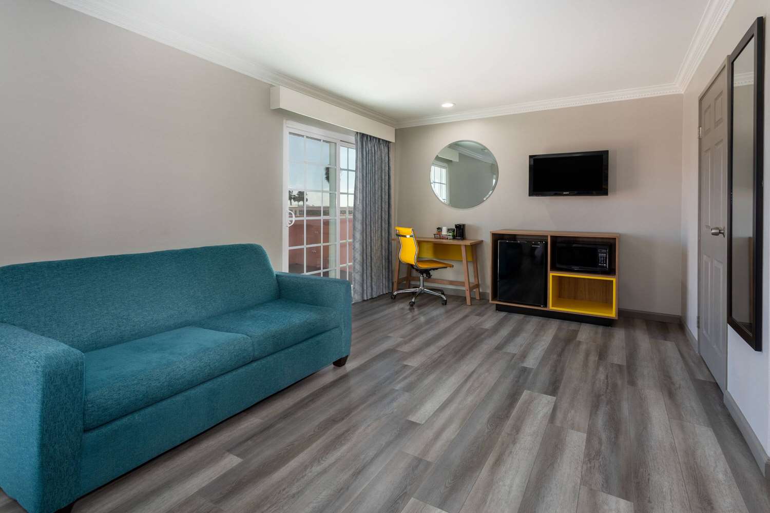 Фото Days Inn by Wyndham Santa Monica/Los Angeles