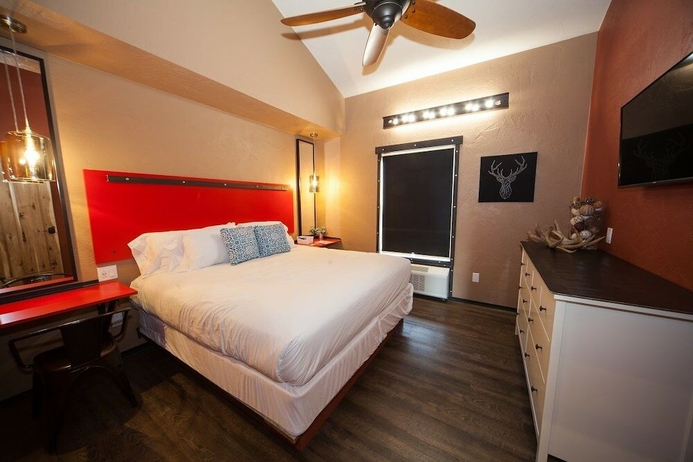 Фото Log Cabin Lodge & Suites