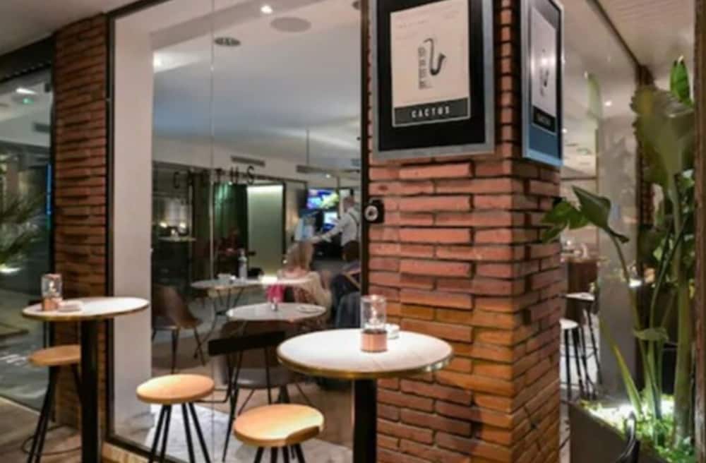 Фото Aparthotel Mariano Cubi Barcelona