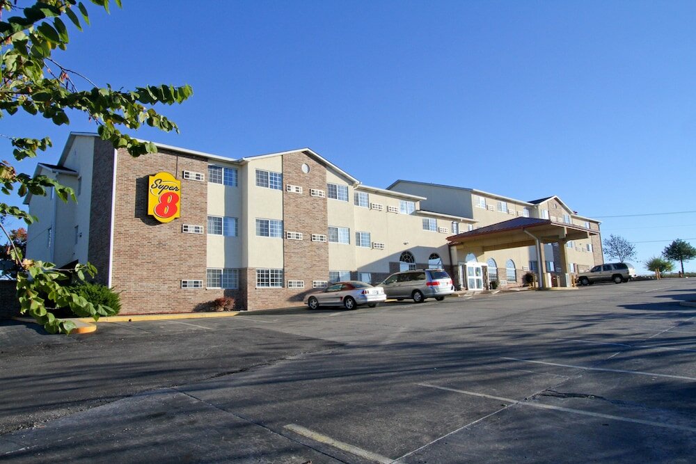 Фото Super 8 by Wyndham Kansas City