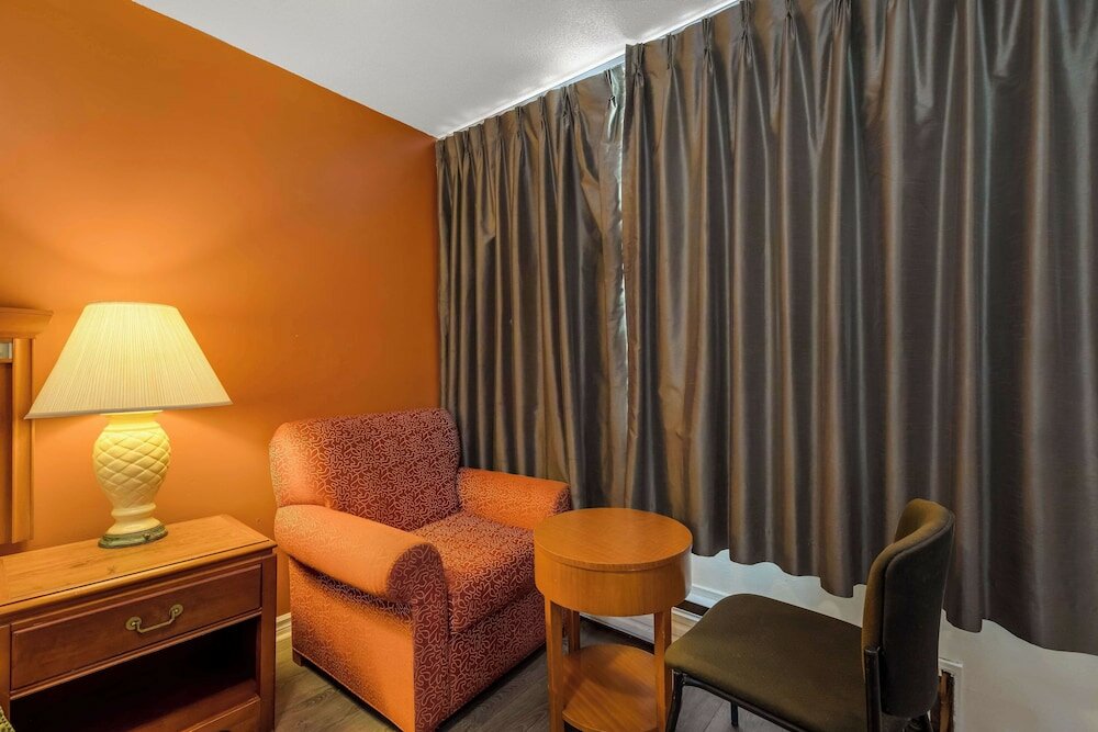 Фото Knights Inn Burlington, On