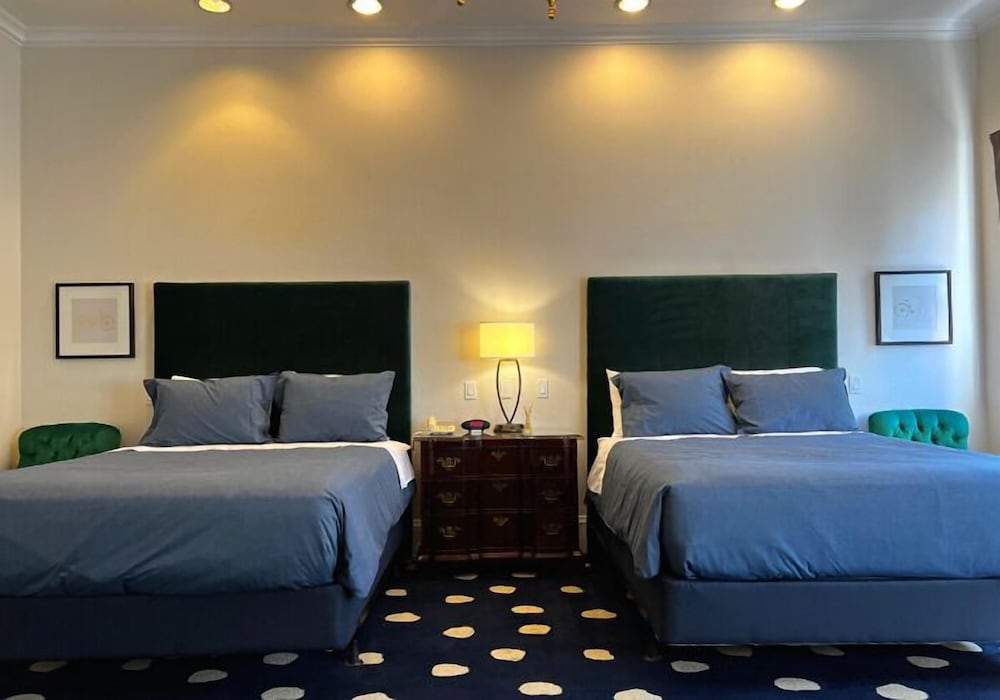 Фото The Sterling Hotel