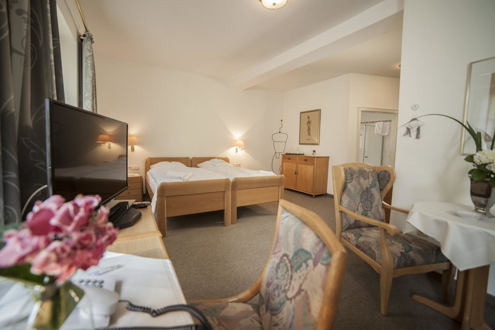 Фото Akzent Hotel Gut Hoeing