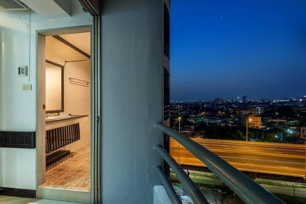 Фото The Legacy Hotel