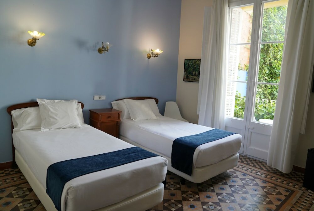 Фото Hotel Medium Renaixença