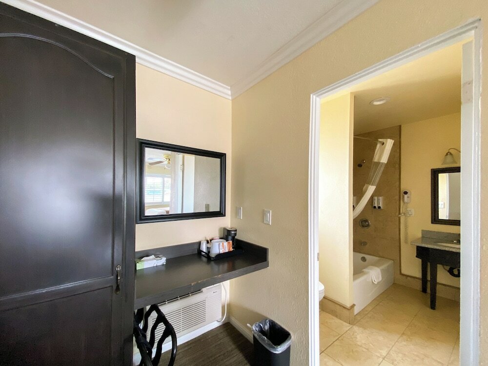 Фото Rockview Inn and Suites