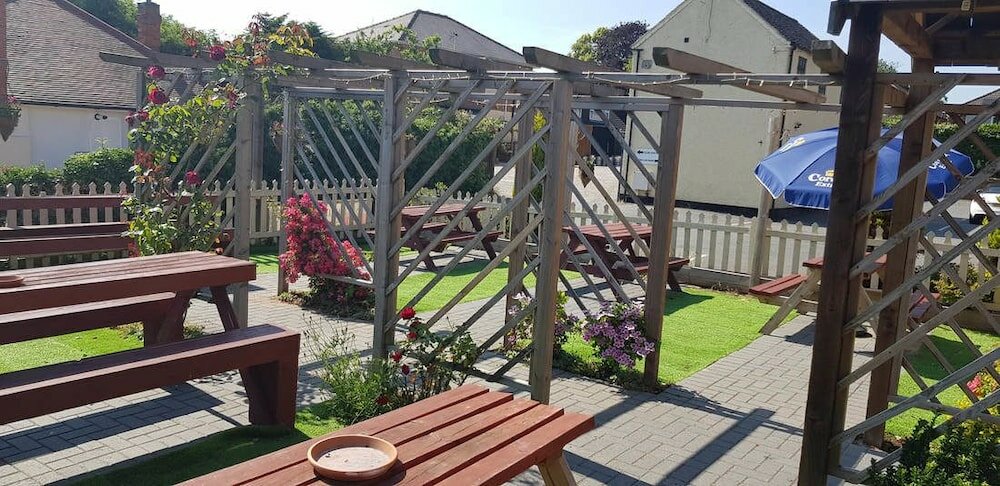 Фото The Lawns Hotel