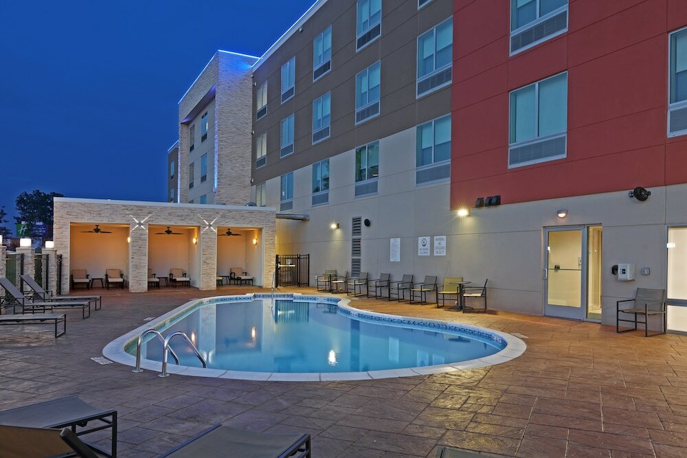 Фото Holiday Inn Express & Suites Tulsa South - Woodland Hills, an Ihg Hotel