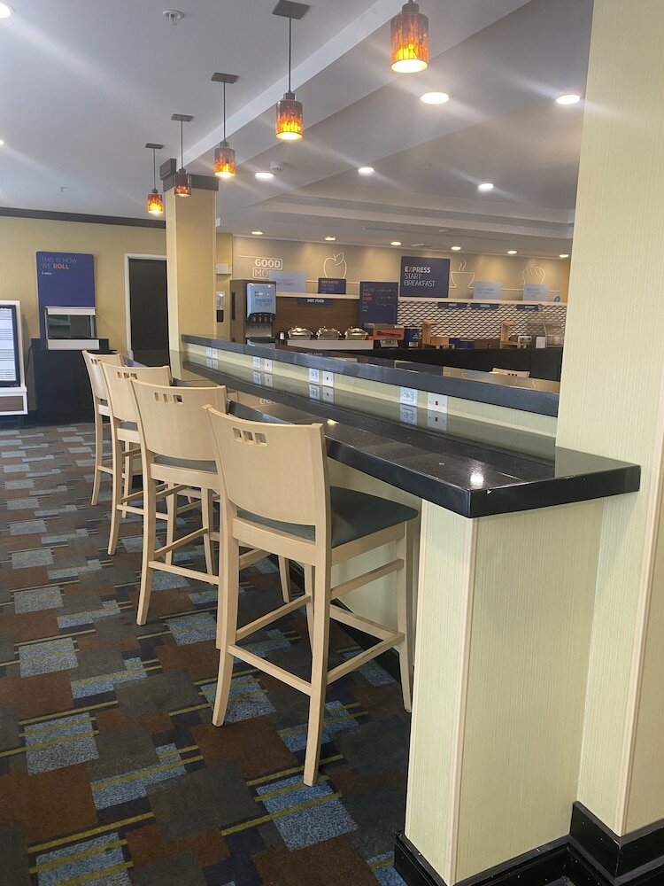 Фото Holiday Inn Express & Suites Detroit North - Troy, an Ihg Hotel