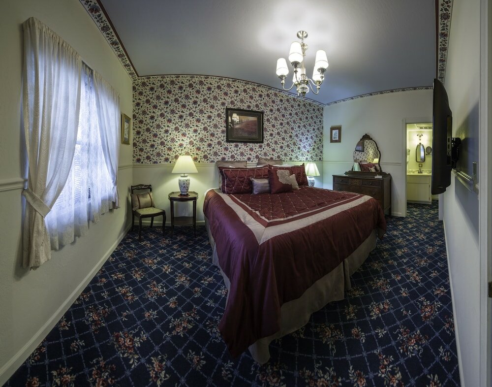 Фото Historic Cary House Hotel