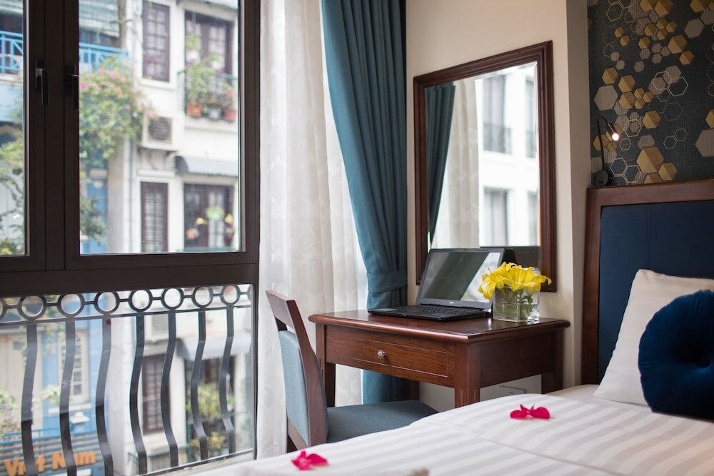 Фото Holiday Emerald Hotel