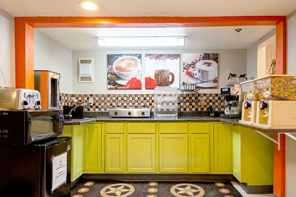 Фото Economy Inn & Suites