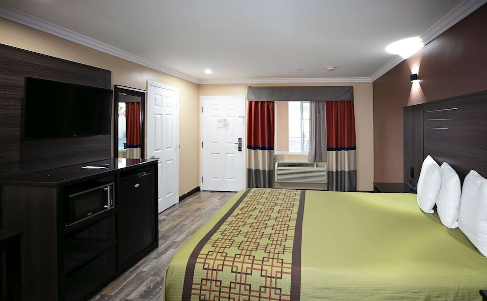 Фото Rodeway Inn & Suites
