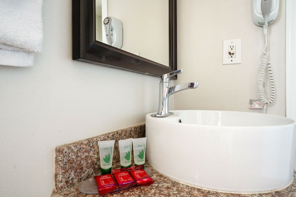 Фото Solaire Inn & Suites