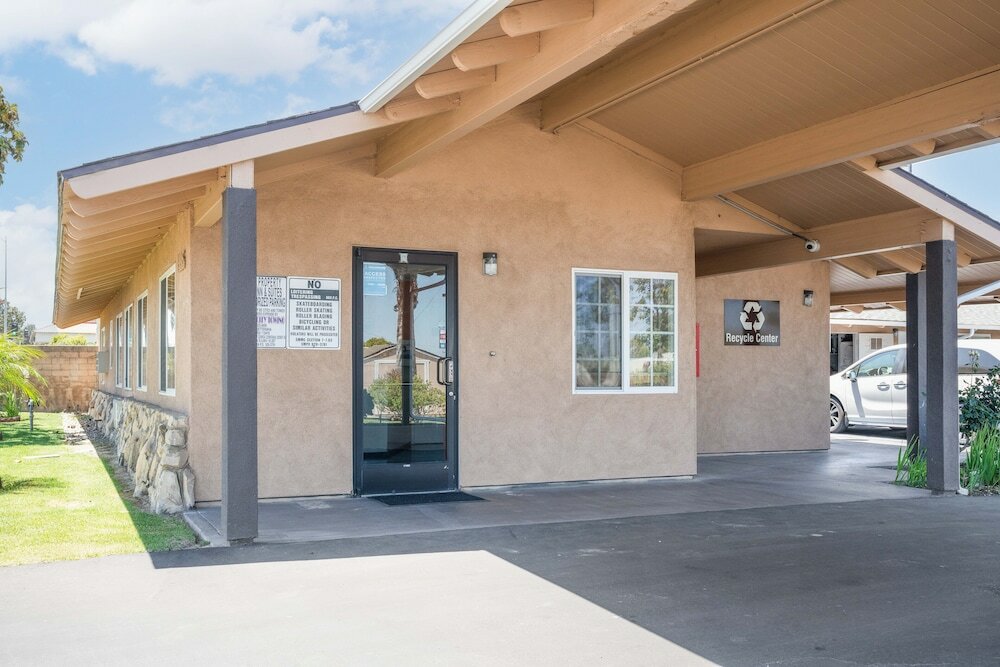 Фото Solaire Inn & Suites