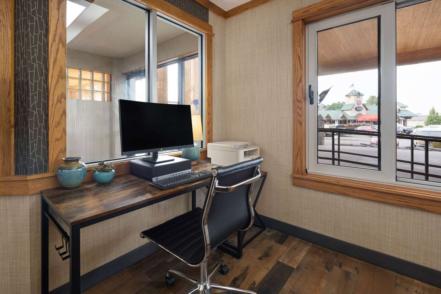 Фото Days Inn & Suites by Wyndham Bozeman