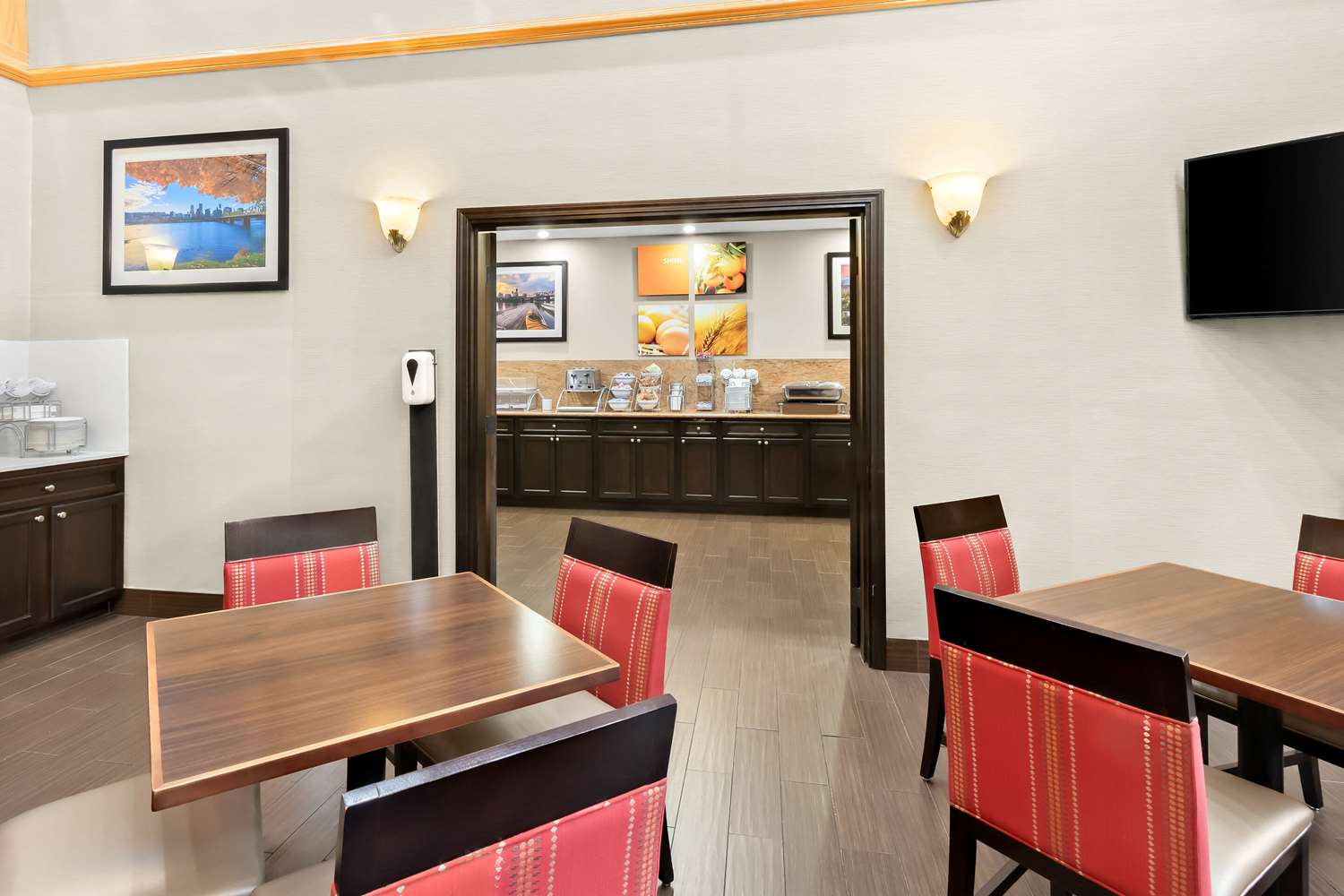 Фото Comfort Suites Portland Airport