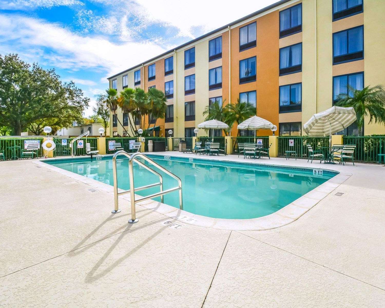 Фото Comfort Suites Tampa - Brandon