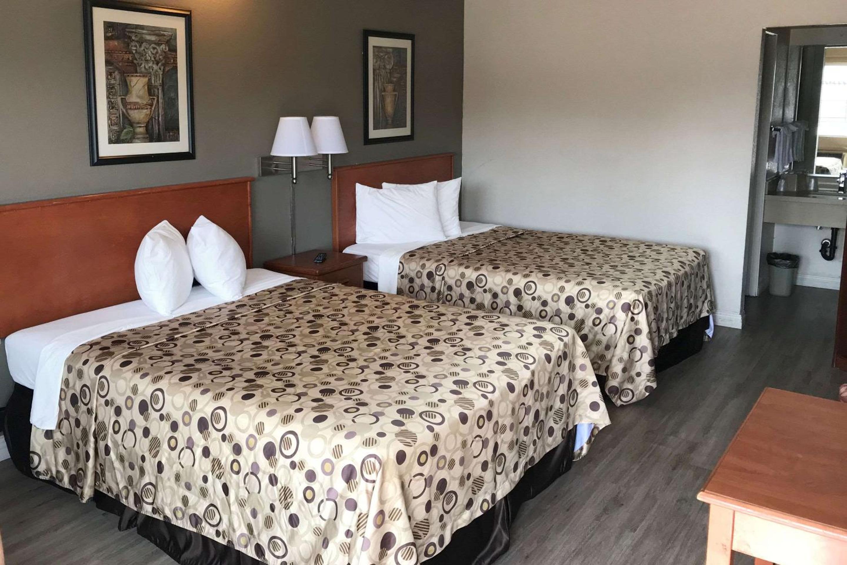 Фото Rodeway Inn Ontario Airport Mills