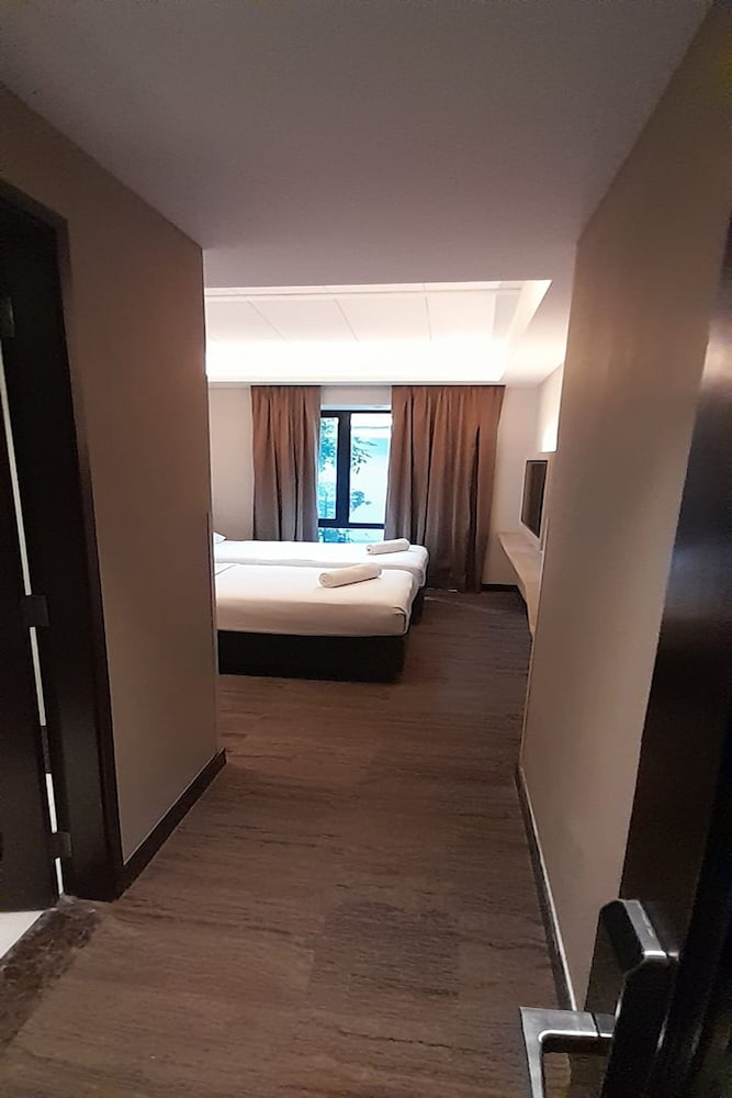 Фото Lion Peak Hotel Hamilton