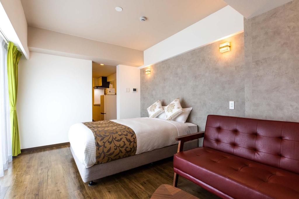 Фото Mr. Kinjo in front of Manza Beach