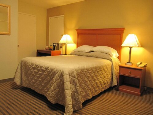 Гостиница Redwood Inn в Санта-Розе
