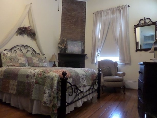 Фото Garden District B&b