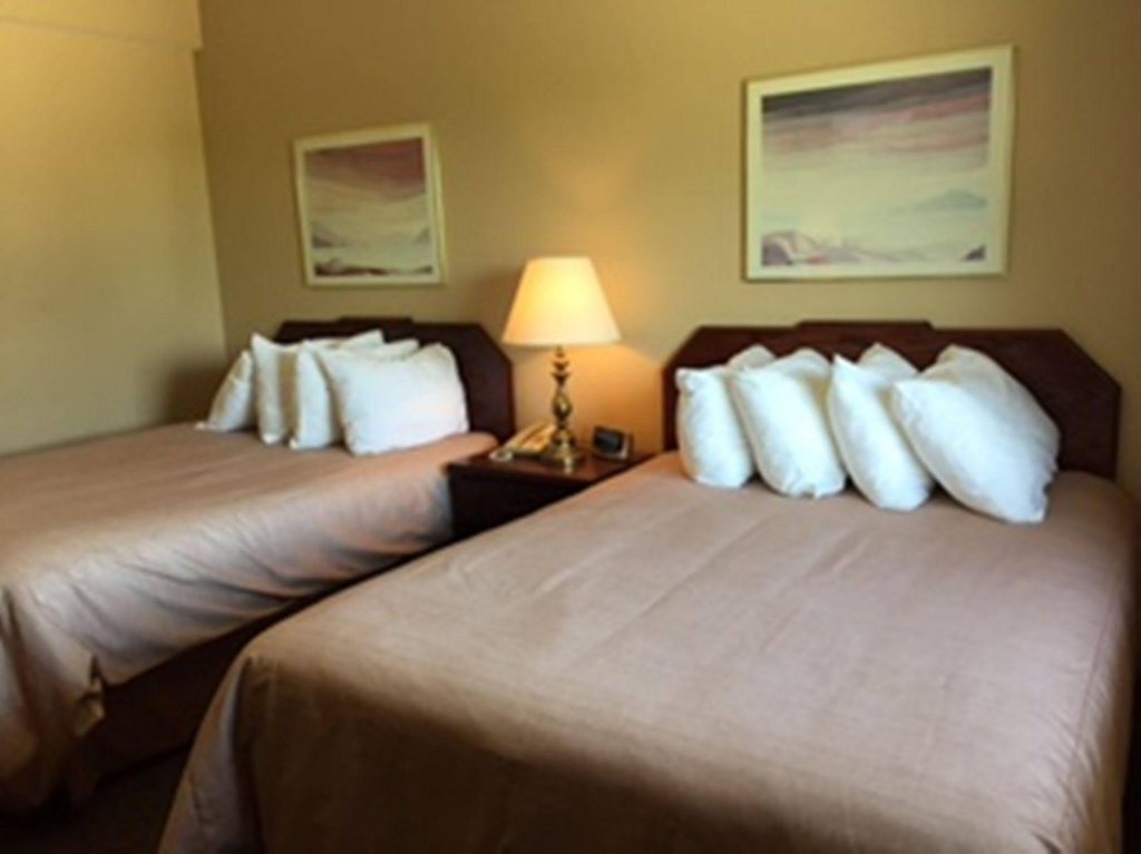 Фото Assiniboine Gordon Inn on the Park