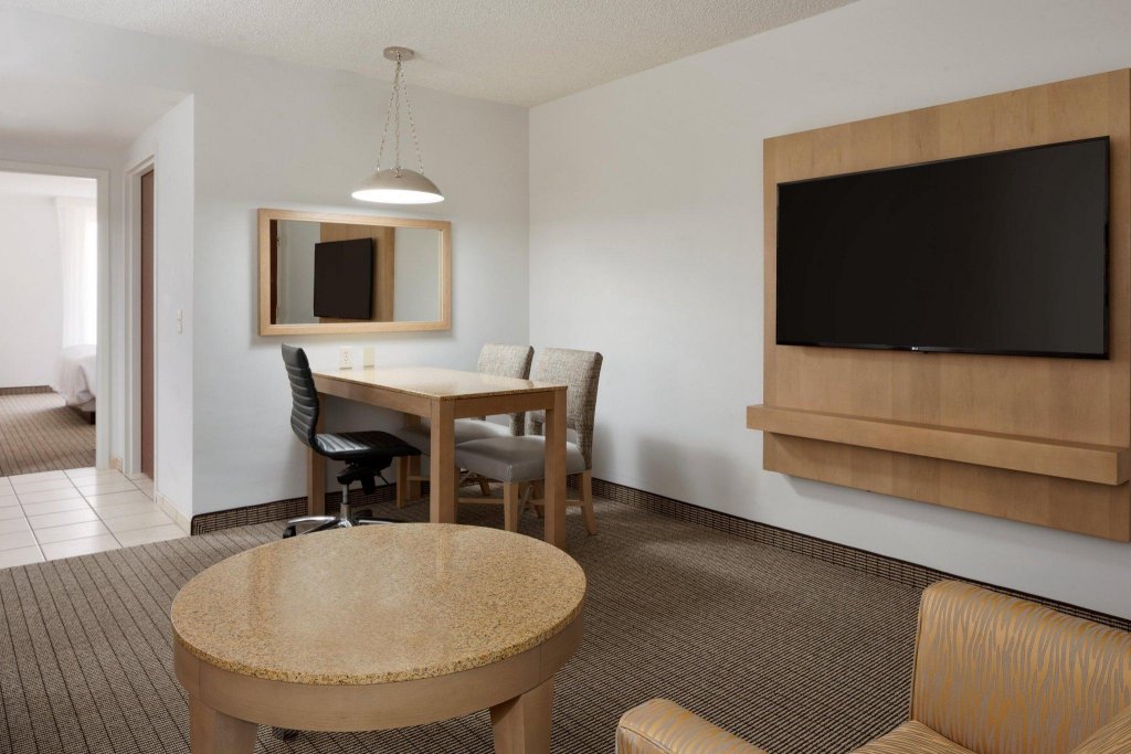 Фото Embassy Suites by Hilton Denver International Airport