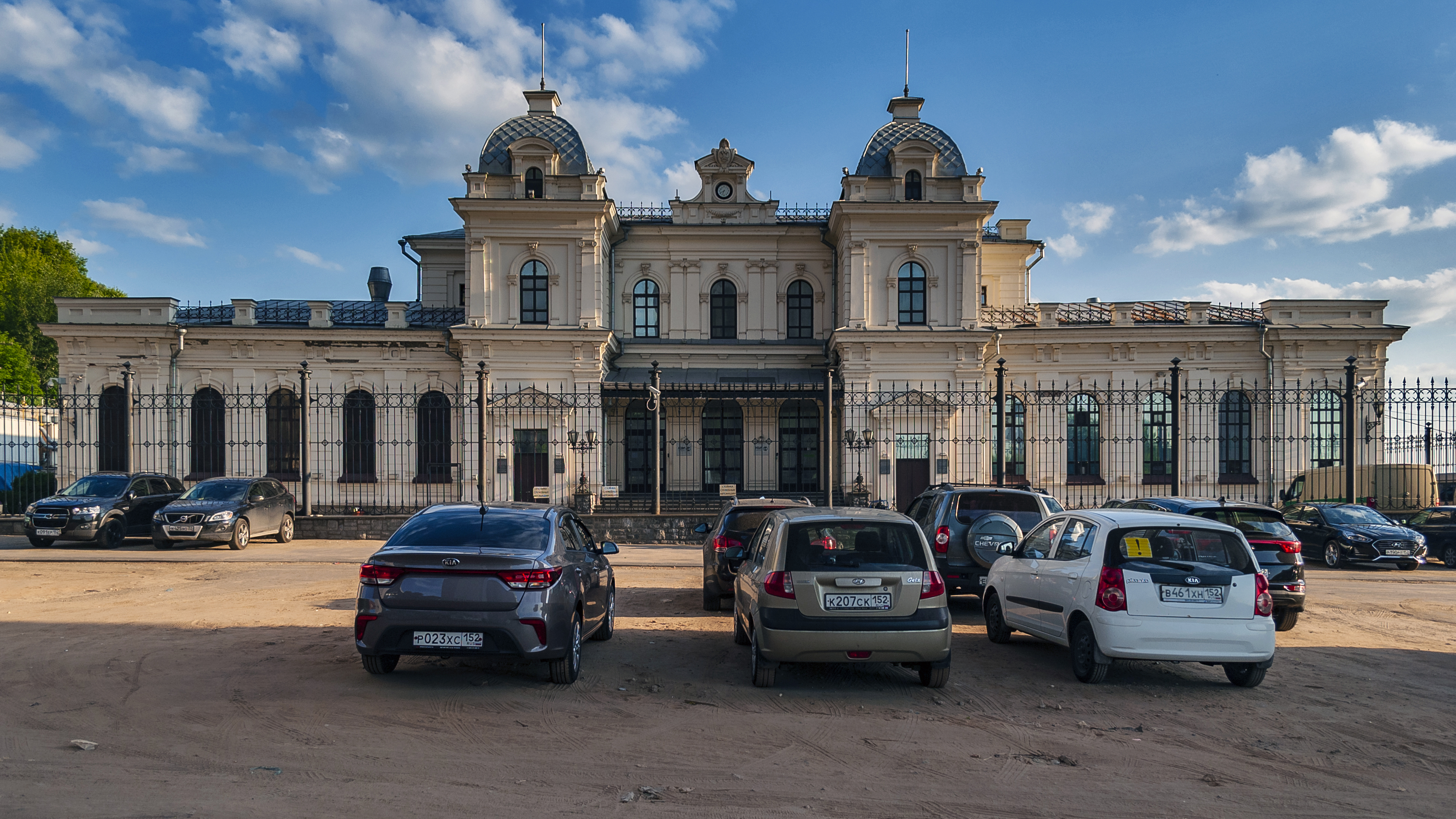 Ұйықтап жатқан адамдарға қарап тұрған ашық фотолар