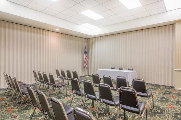 Фото Days Inn by Wyndham Blacksburg Conference Center