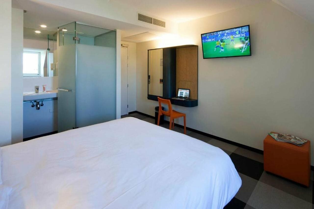 Фото EasyHotel Maastricht City Centre